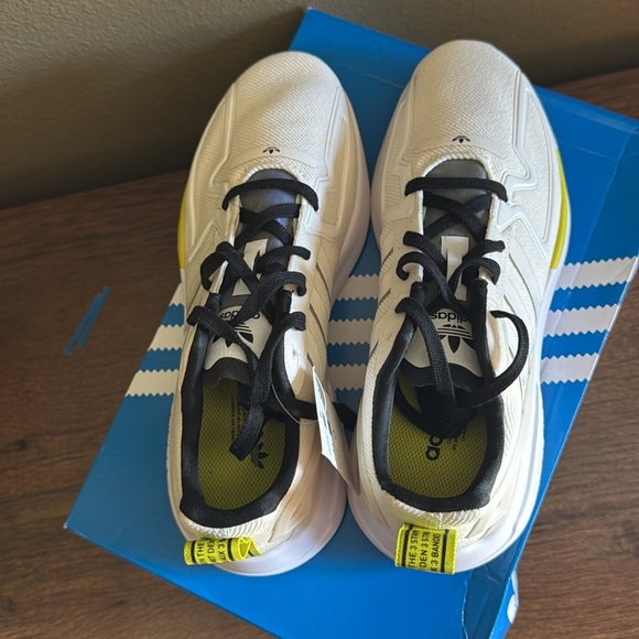 Women’s adidas size 7.5 - Picture 3 of 10
